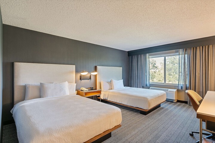 Mobility Accessible 2 Queen Beds with Bathtub (9 of 9)