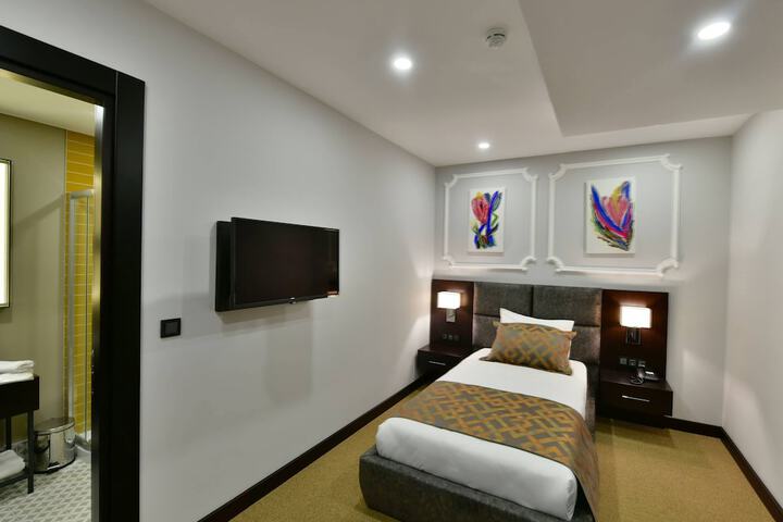 Room 12 of 102