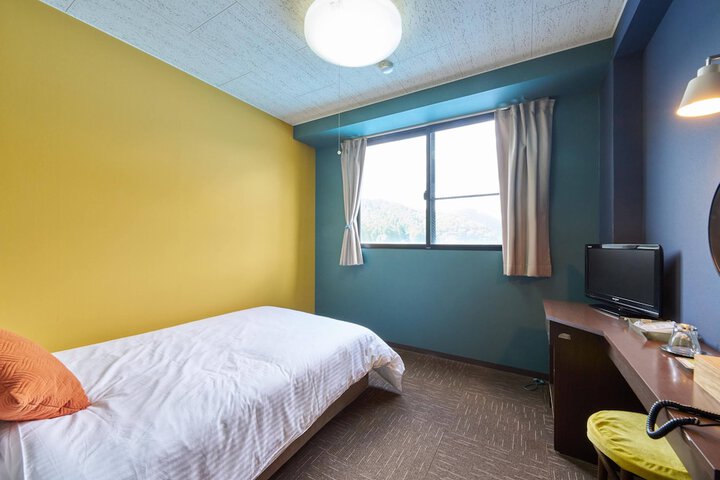 Room 8 of 18