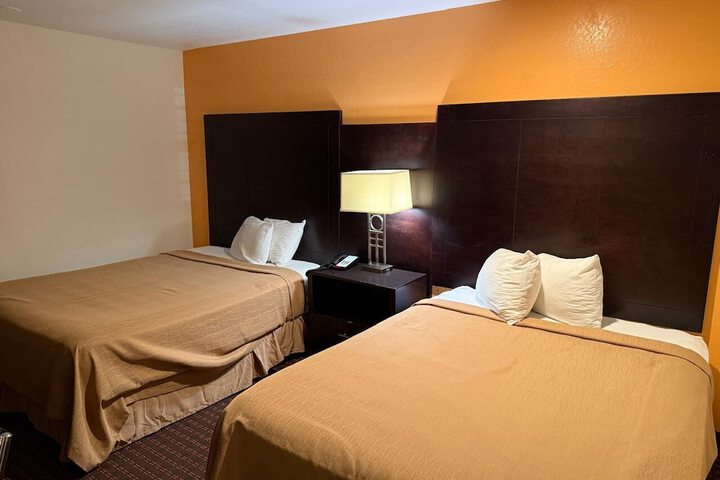 1 Queen Bed (2 of 12)