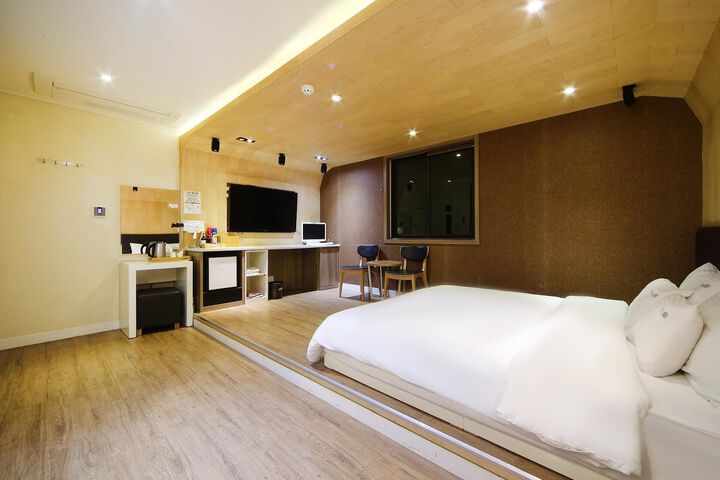 Room 13 of 36