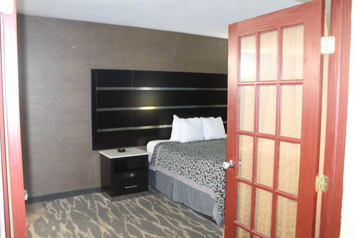 1 King Bed (6 of 17)