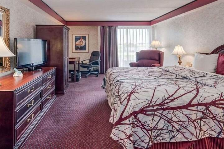 1 King Bed (4 of 24)