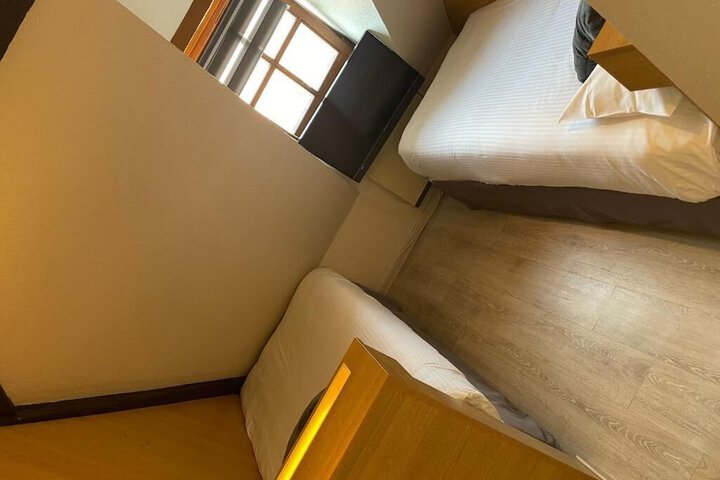 Room 7 of 32