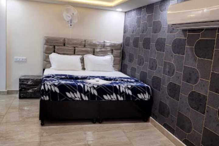 Room 5 of 10