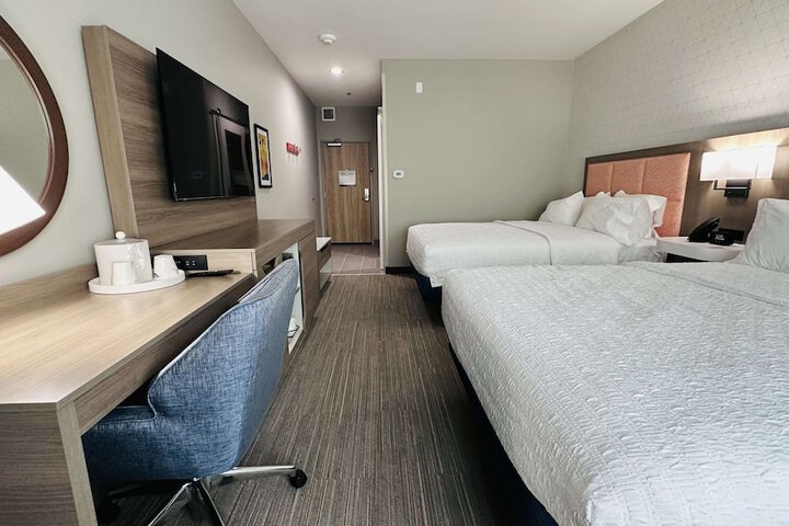 2 Queen Beds Hearing Accessible (19 of 30)