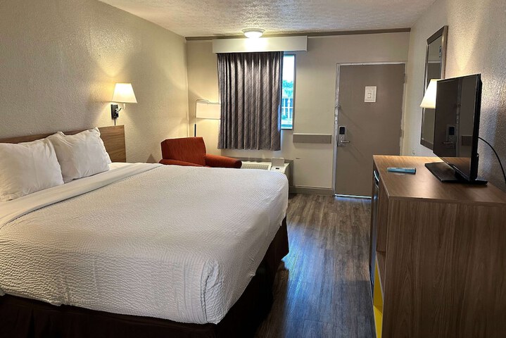 1 King Bed (7 of 8)