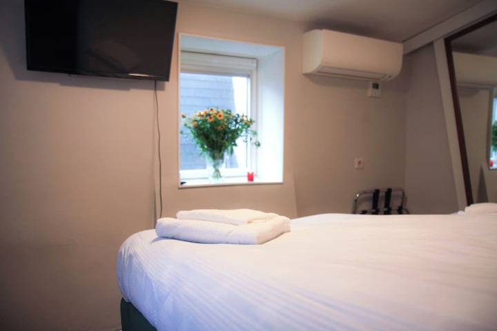 Room 98 of 132