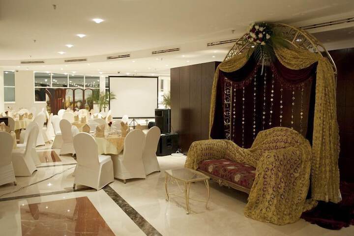 Ballroom/Hall 31 of 35