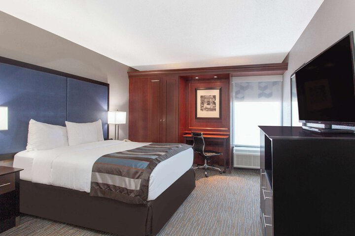 1 Double Bed Accessible (5 of 9)