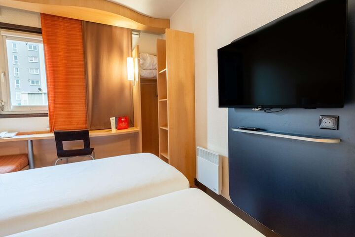 Room 16 of 40