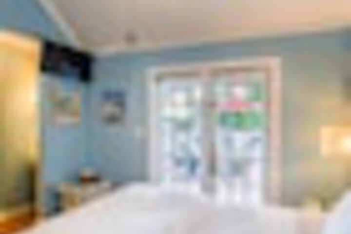 Room 44 of 192