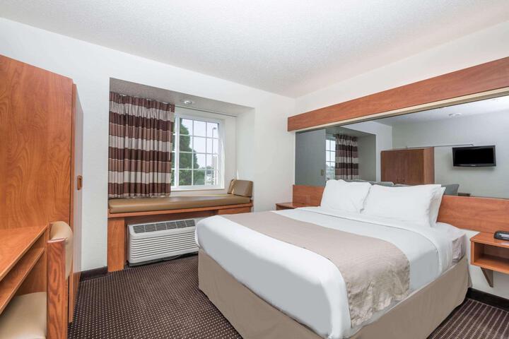 1 Queen Bed (5 of 29)