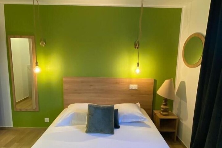 Room 6 of 16