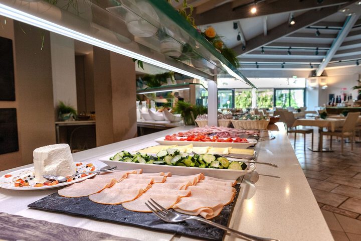 Dining 90 of 128