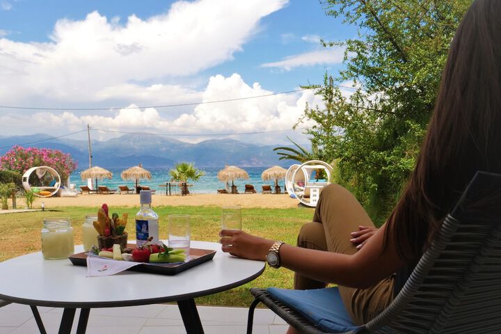 Seacret Apartments in Aigialeia