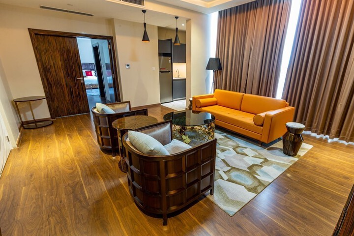 Room 7 of 9