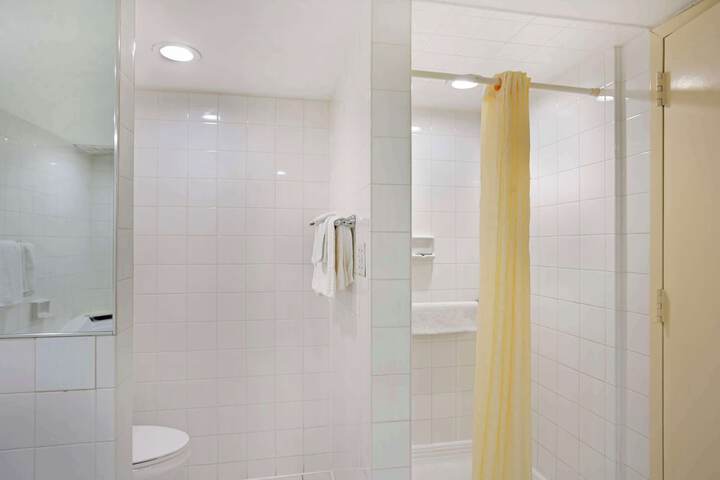 1 King Bed High Speed Internet Accessible Microwave and Refrigerator, Coffee Maker, Hairdryer Iron and Ironing Board Full Breakfast (8 of 12)