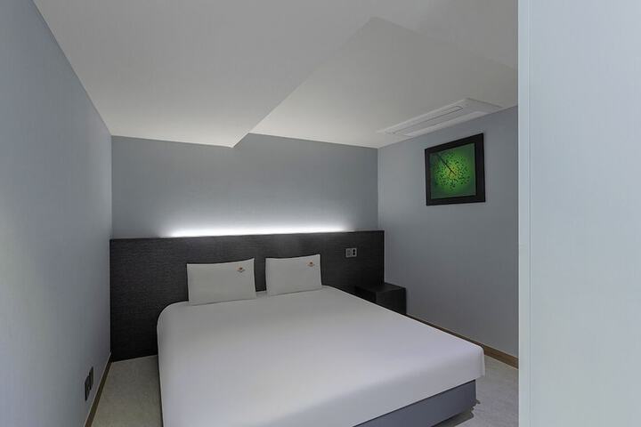 Room 9 of 124