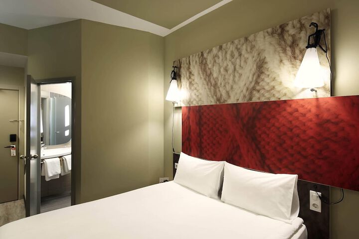 Room 6 of 34
