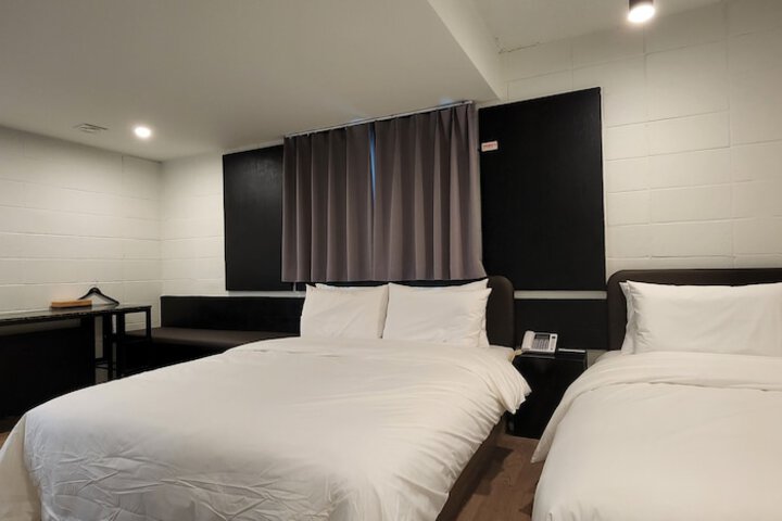 Room 20 of 33