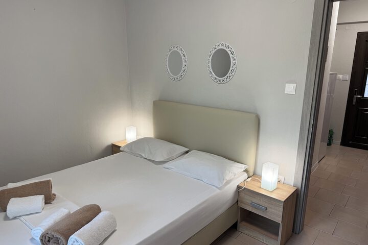 Room 52 of 171