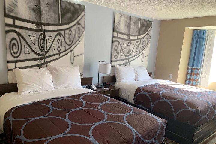 1 Queen Bed (13 of 18)