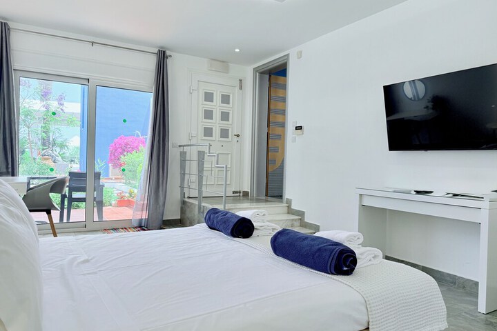 Room 2 of 73