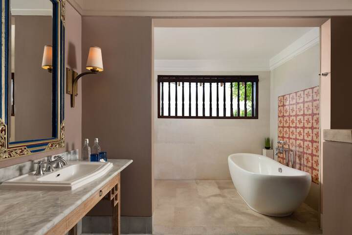 Deep soaking bathtub