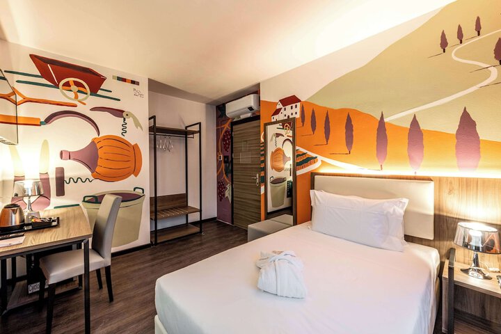 Room 25 of 58