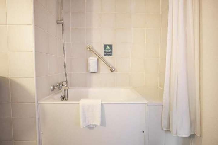 Room 9 of 17
