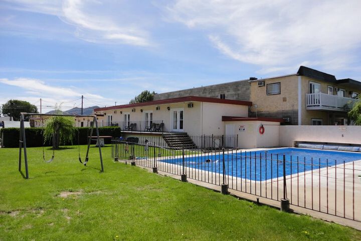 Pool 12 of 39