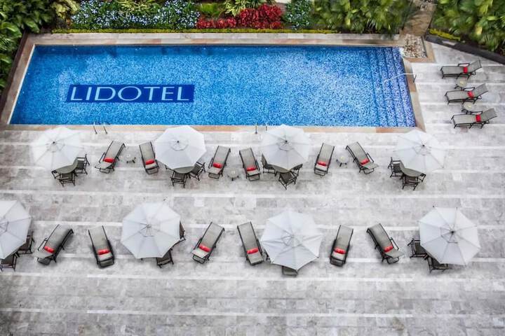 Hotel Pool