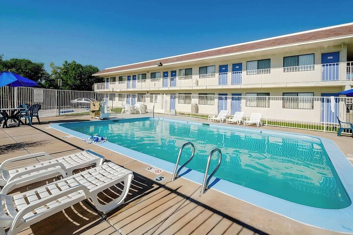 Pool Hotel