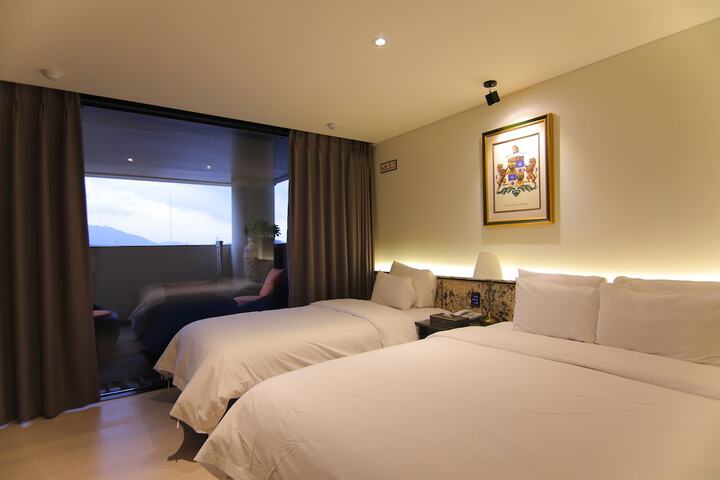 Room 146 of 190