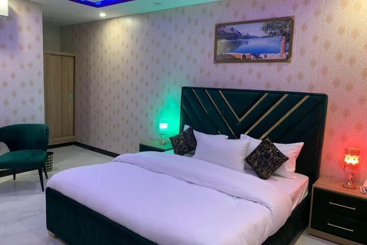 Room 8 of 16