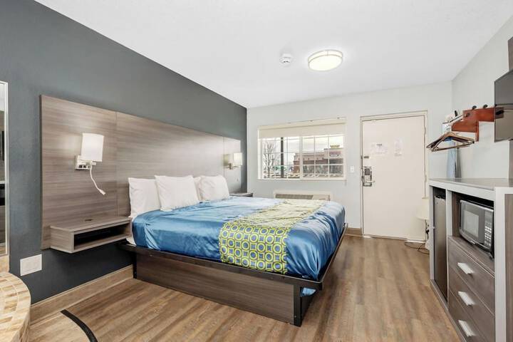 1 Queen Bed (8 of 31)