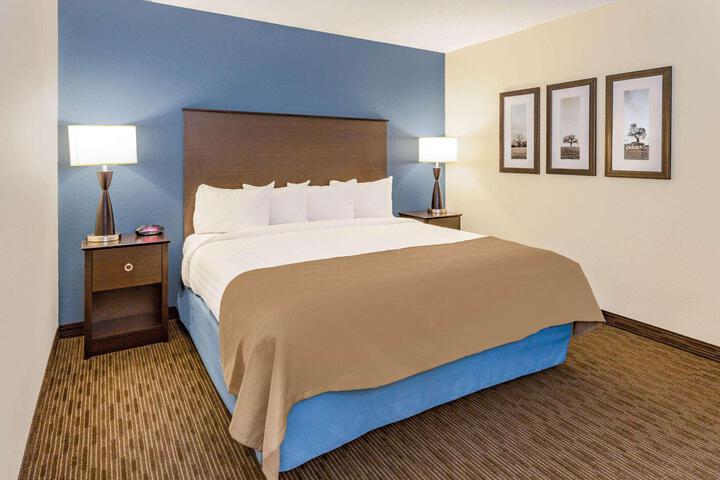 1 King Bed (3 of 17)