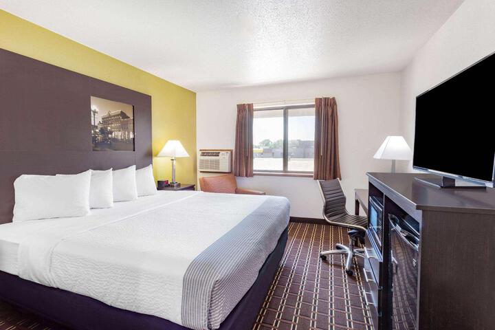 1 King Bed (2 of 19)