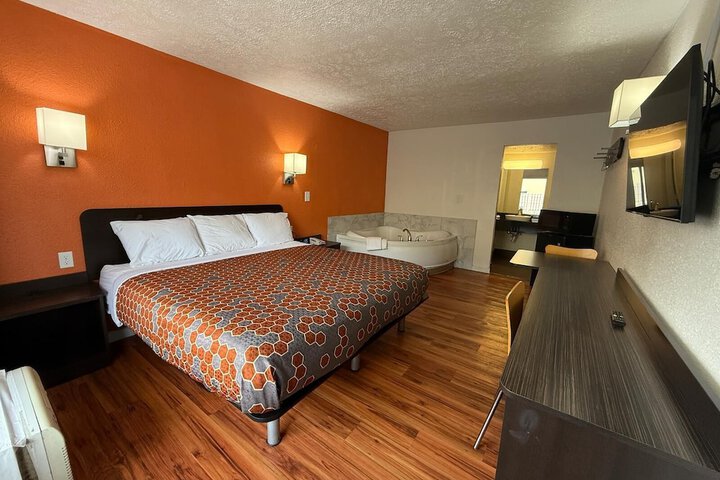 1 King Bed (7 of 17)