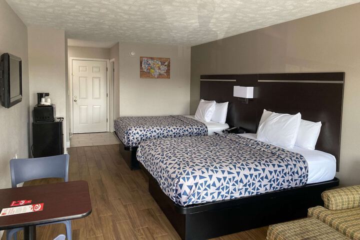 2 Queen Beds (9 of 10)