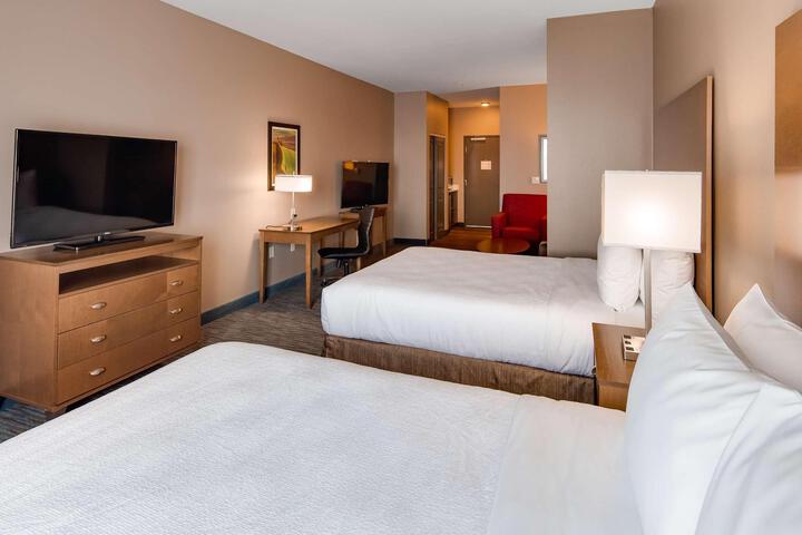 2 Queen Beds Microwave and Refrigerator WiFi Full Breakfast (13 of 21)