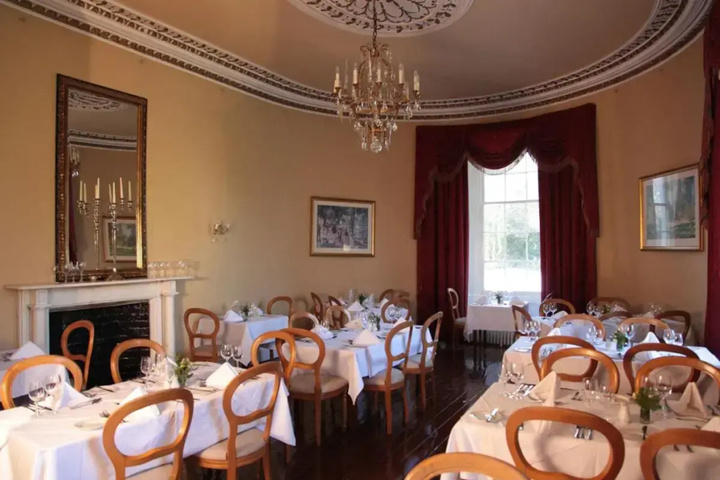 Dining 16 of 18