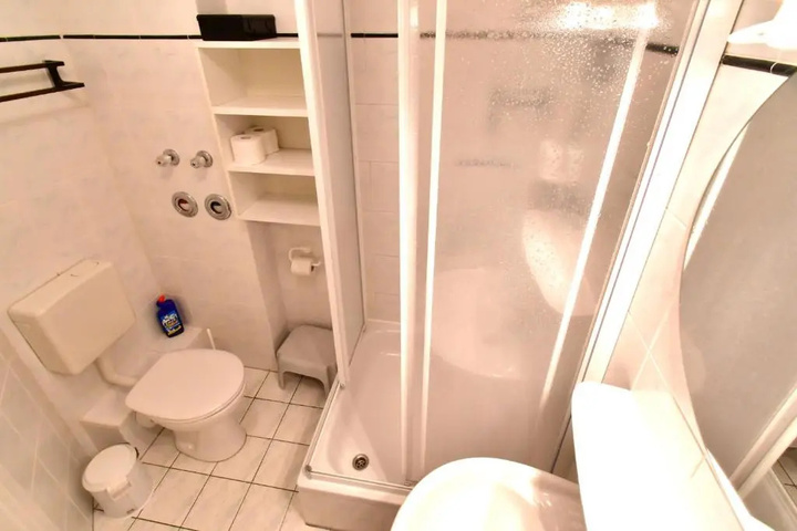 Room 7 of 12