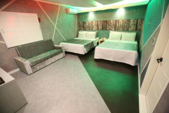 Room 8 of 18