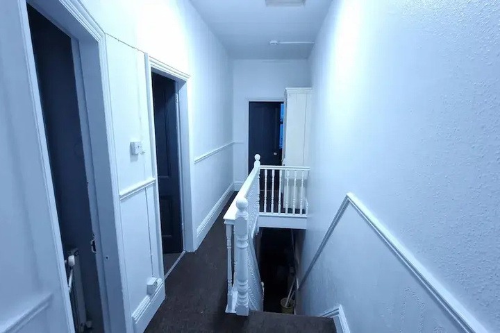 Room 11 of 16