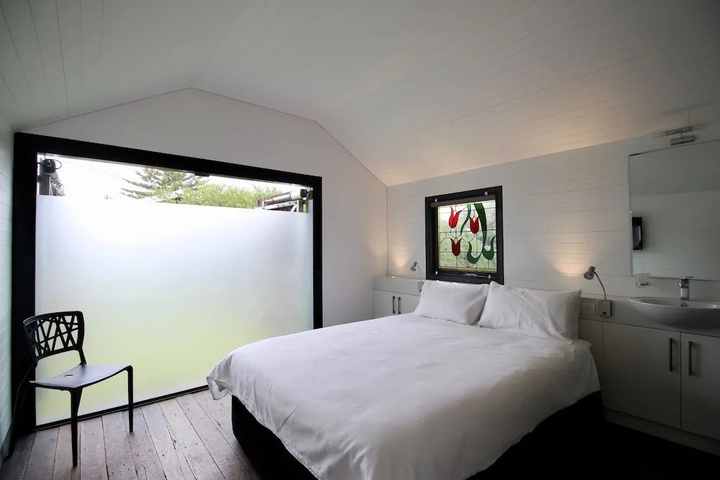 Room 4 of 9