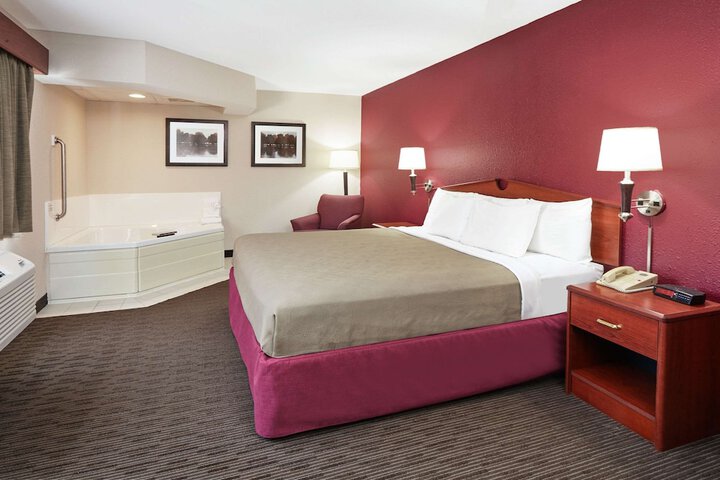 1 King Bed (5 of 8)