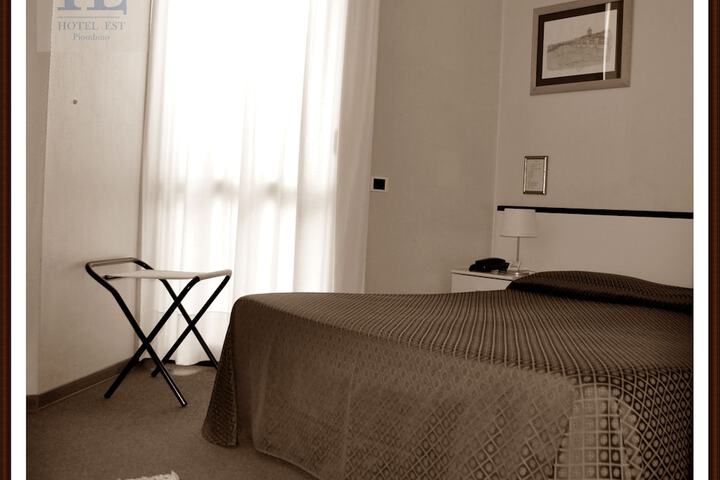 Room 12 of 30