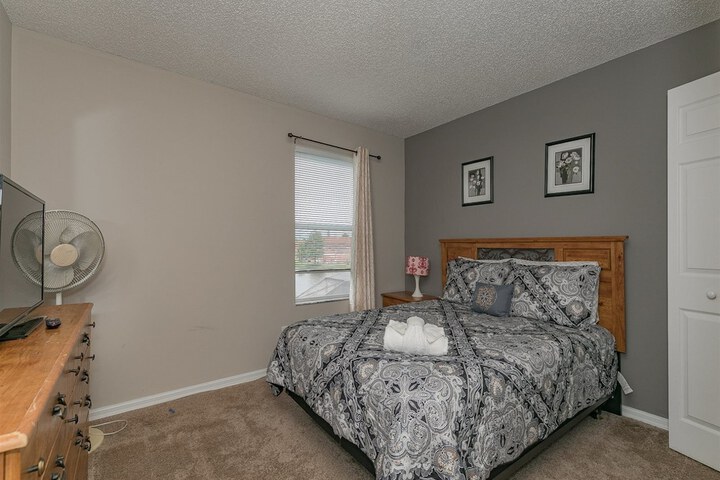 Room 10 of 32